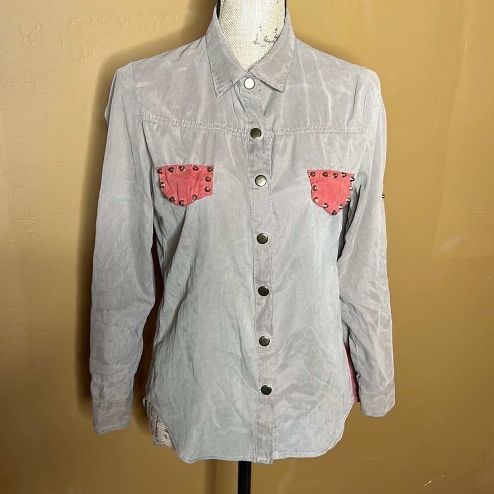 The Hanger Studded Pocket Snap Button Up Shirt Beige Pink Size Small Boho - Picture 2 of 5